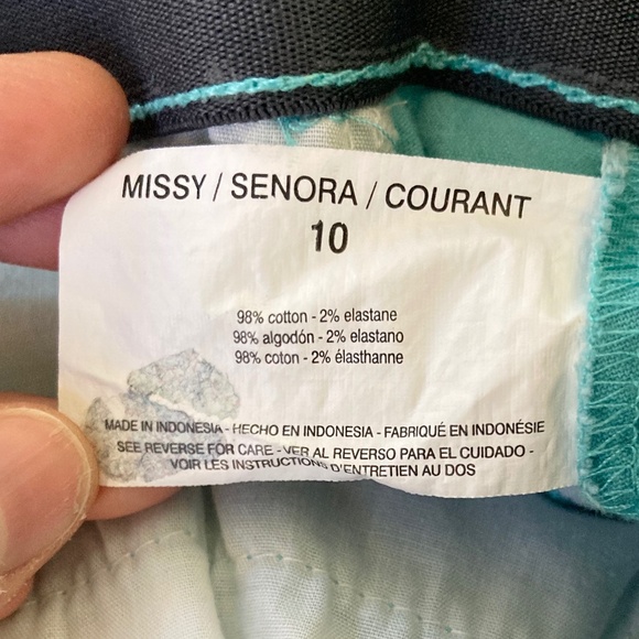 Women’s size 10 Gloria Vanderbilt gently used blue capri pants with elastic - Picture 4 of 6